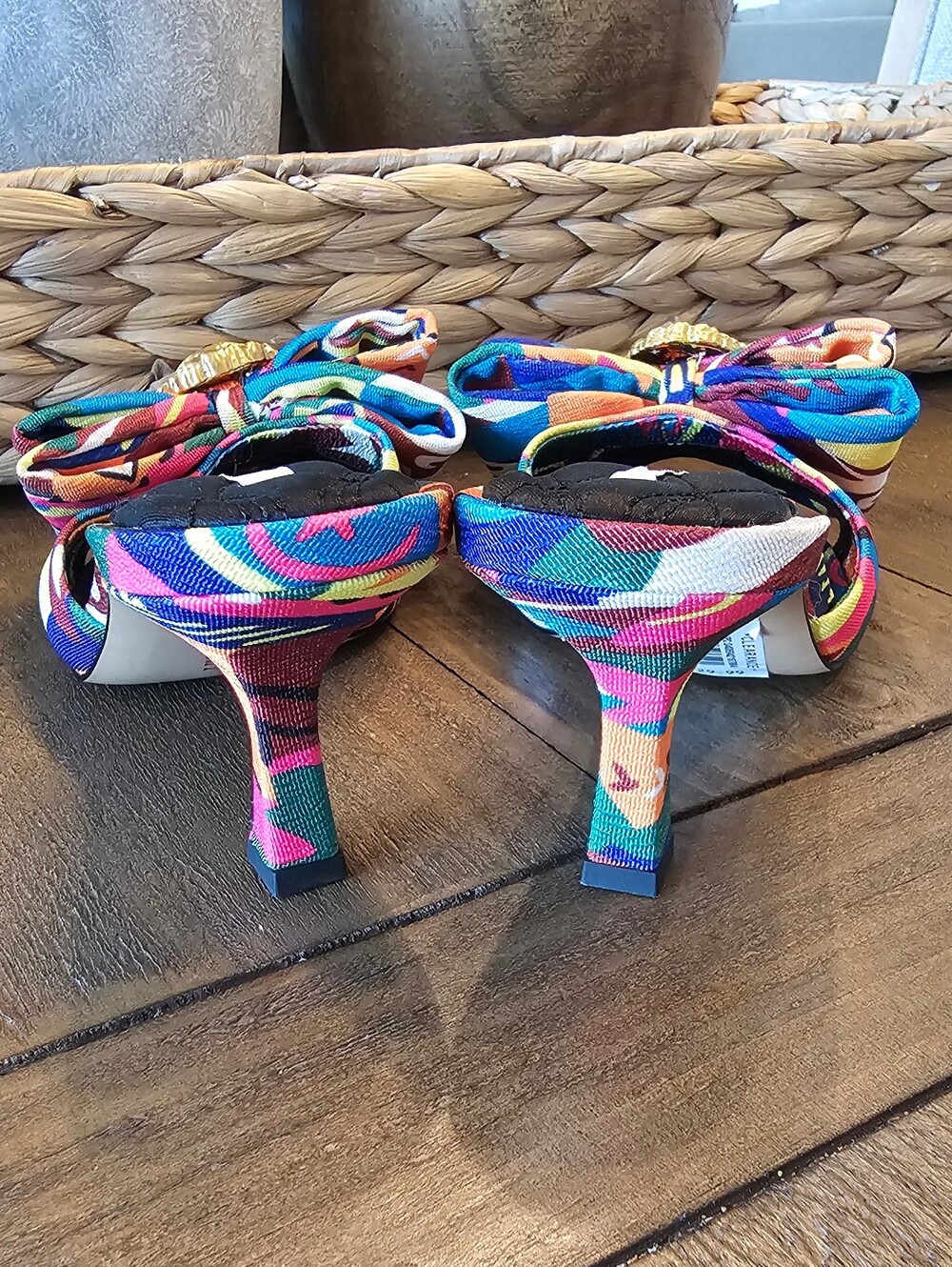 Gianni Bini Multicolor Bow Slide Sandals w/Gold Eye Accent Women's Sz 7.5 - Picture 3 of 9